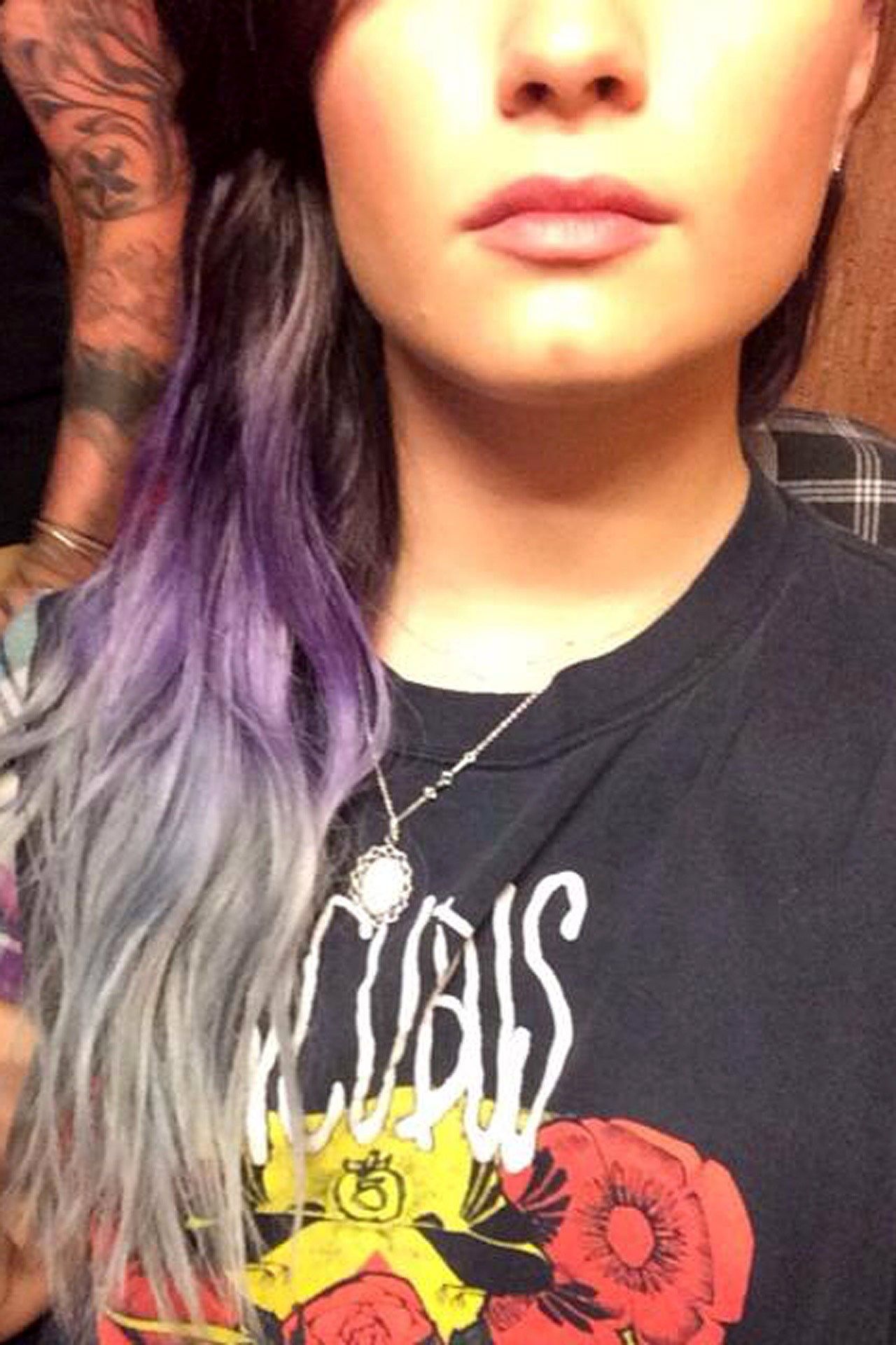 erros comuns ao pintar cabelo roxo demi lovato