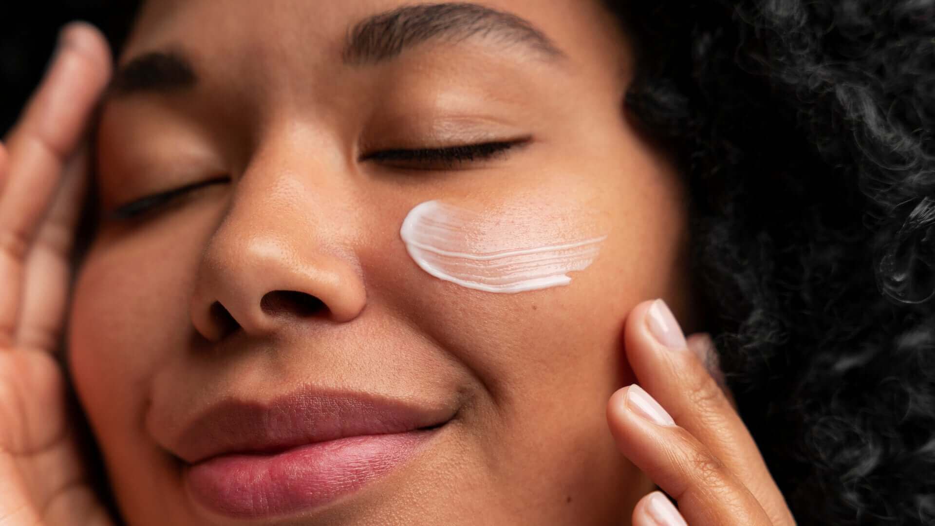 Tratamentos Noturnos: Ácidos e Séruns para Rejuvenescer a Pele Enquanto Você Dorme