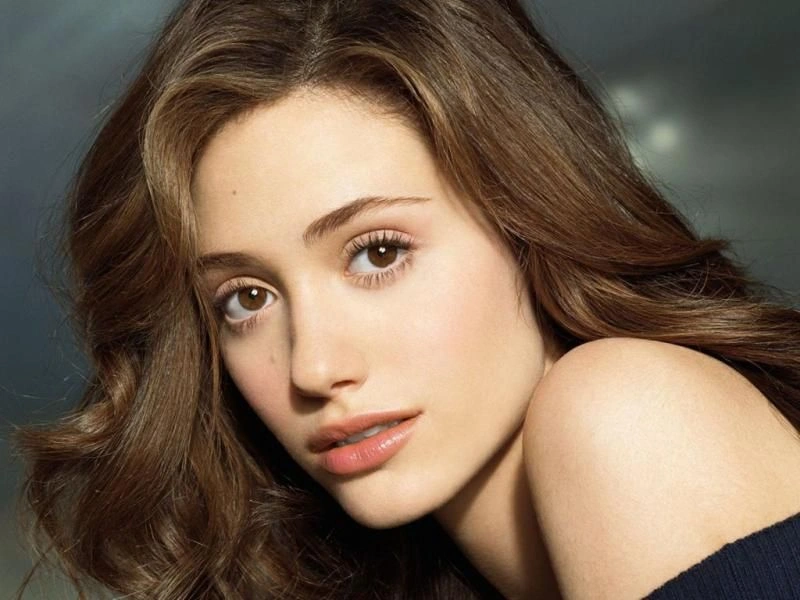 Por Trás das Câmeras: O Impacto de Emmy Rossum em 'Angelyne'