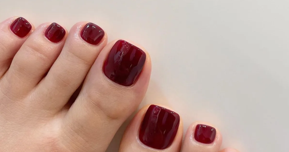 Além do Branco: 7 Cores de Pedicure que Vão Dominar em 2026