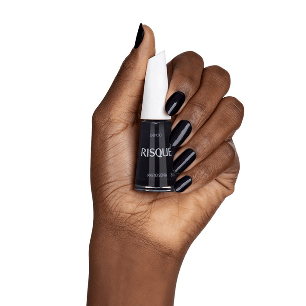 Esmalte preto em gel brilia nails