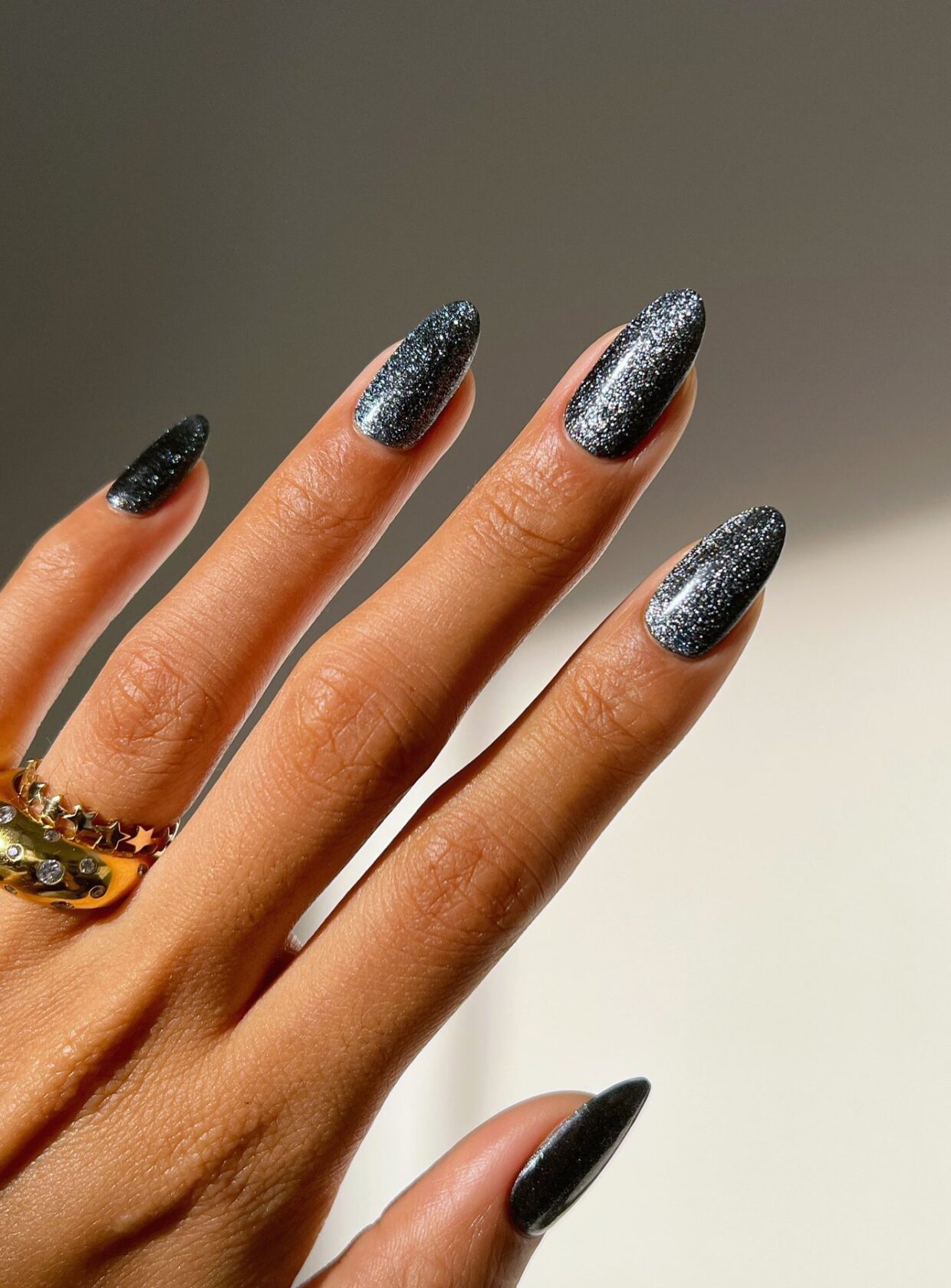 Passo a Passo: Unhas Pretas com Glitter Degradê Perfeitas