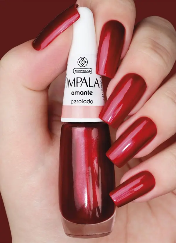 Esmalte vermelho cereja