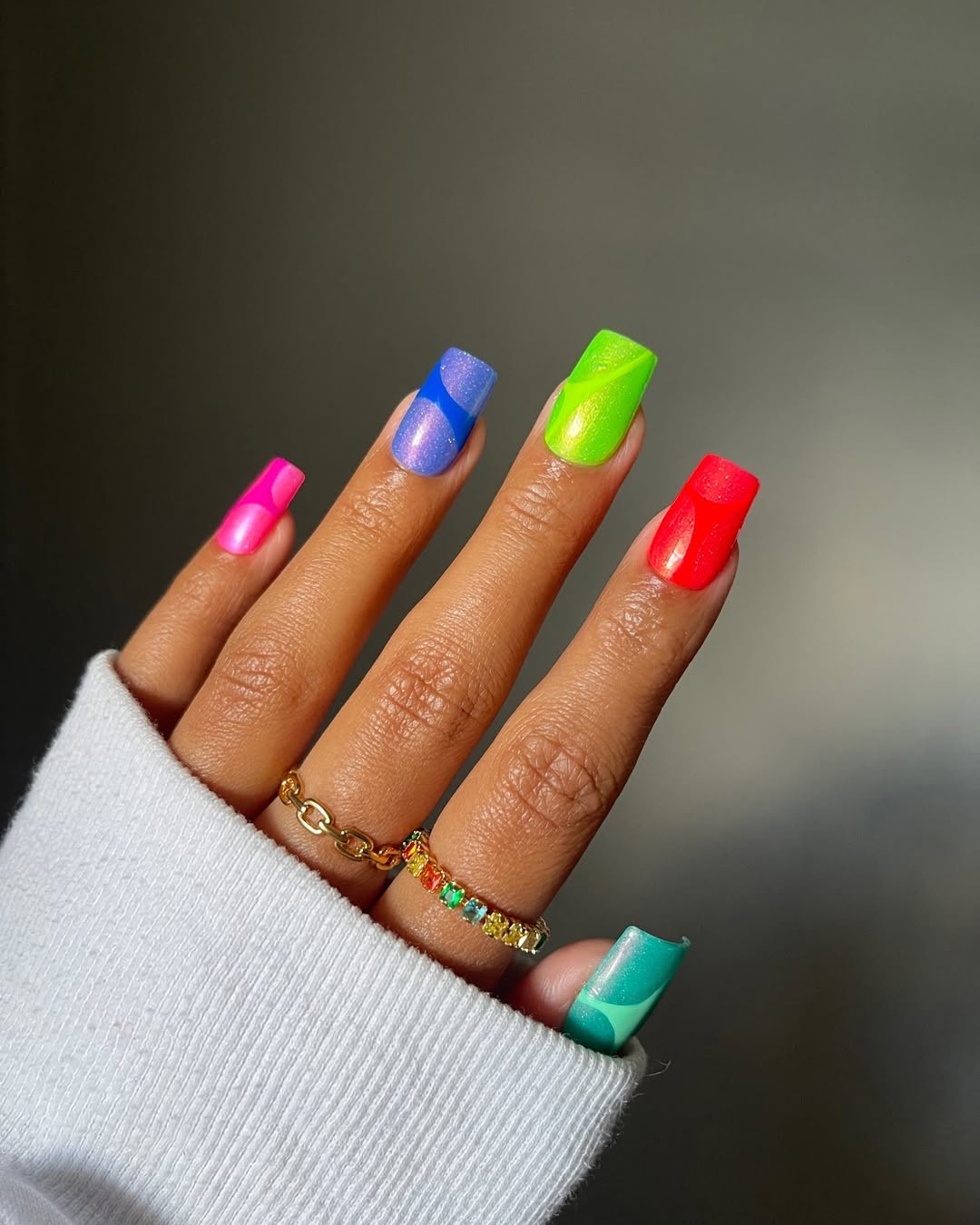 Esmalte neon que brilha na luz negra: Guia completo