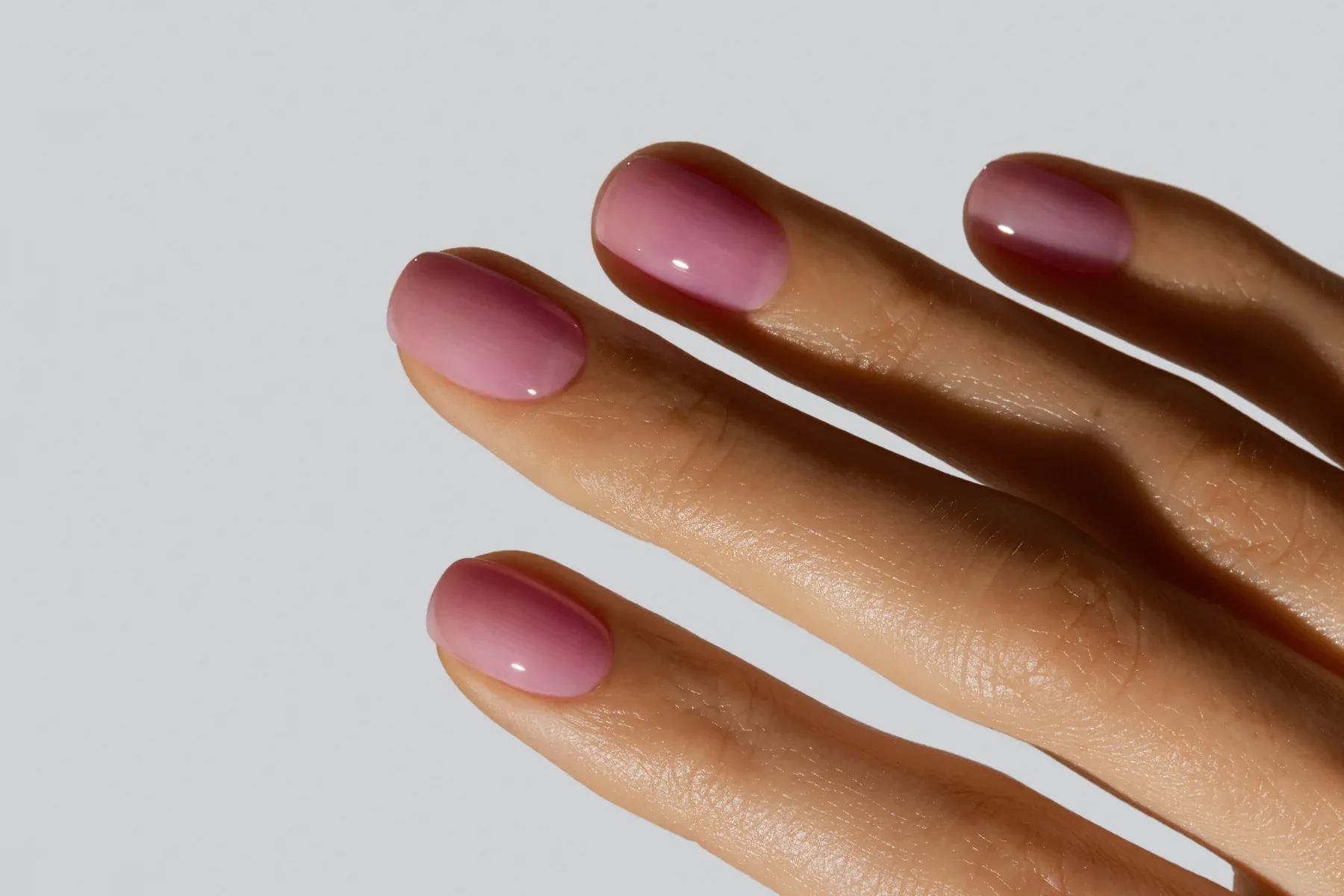 Guia completo: como combinar esmaltes rosados com seu look