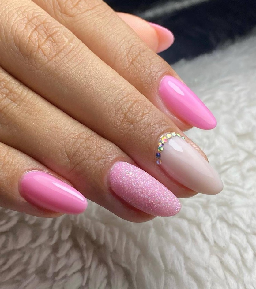 Guia completo: como combinar esmaltes rosados com seu look
