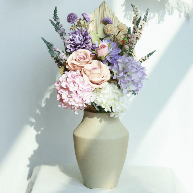 flores artificiais de seda vs. plástico qual a melhor opção