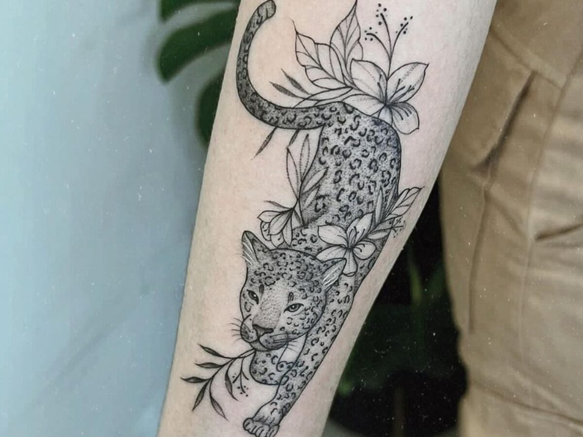 tatuagem de flor delicada no antebraço feminino