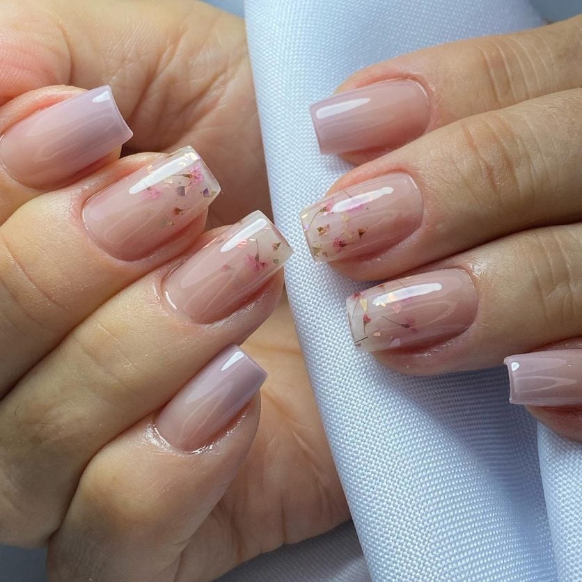 As cores de esmalte nude que são tendência para unhas em gel