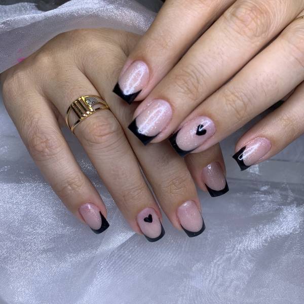 francesinha com esmalte preto