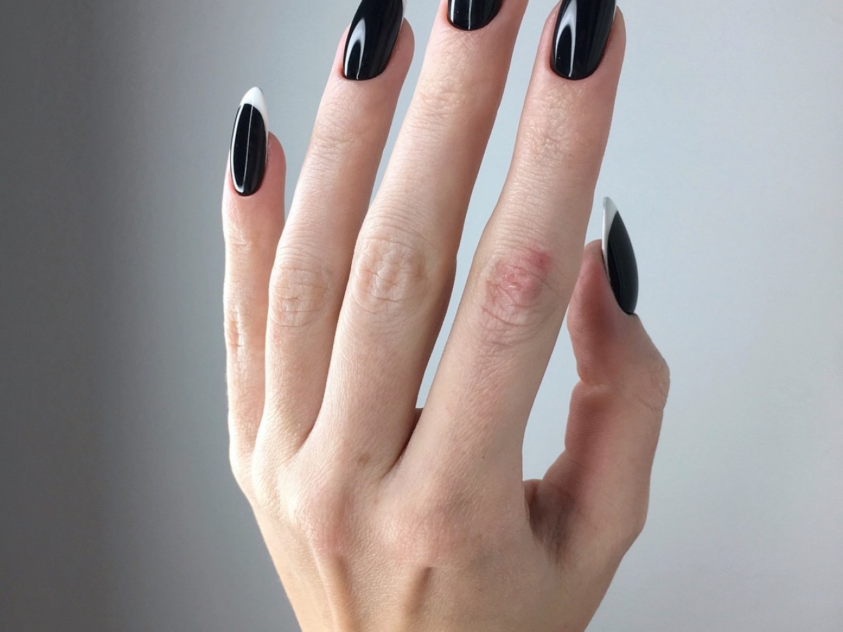 francesinha com esmalte preto