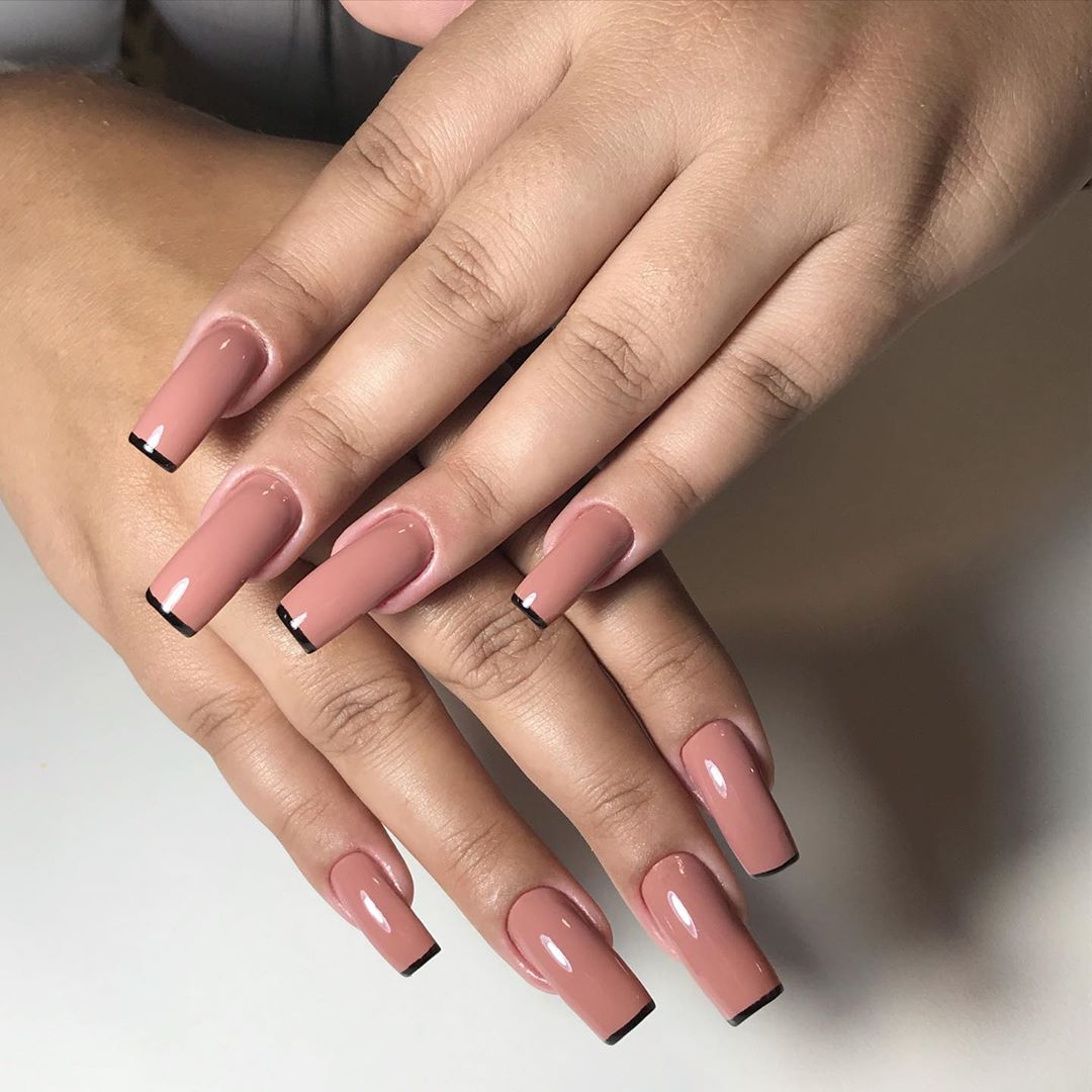 Esmaltes Pretos Essenciais para sua Francesinha Perfeita