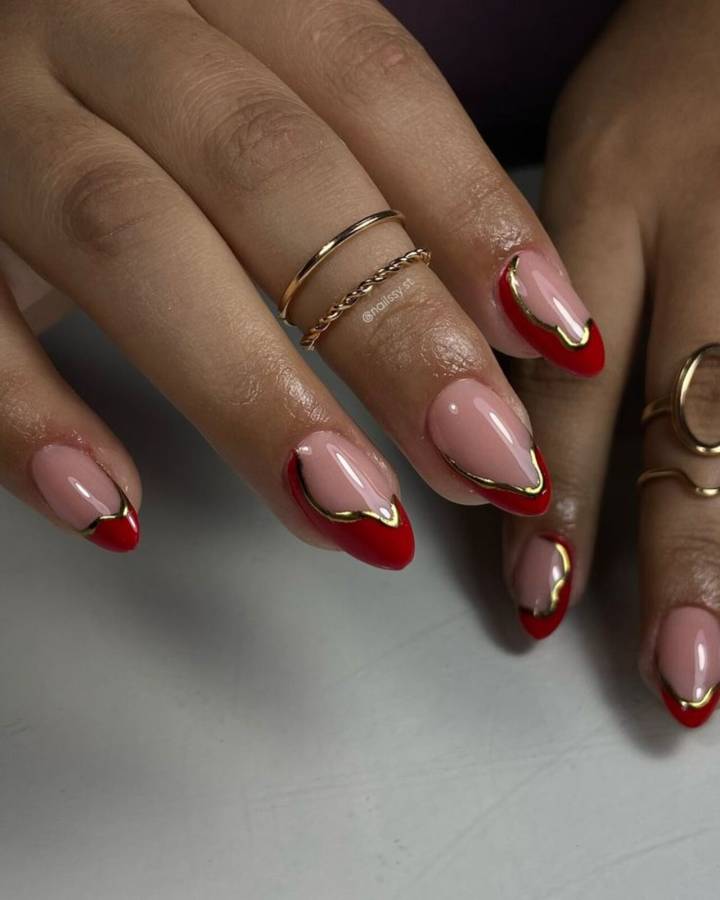 Unhas Stiletto com Glitter e Strass: Brilho na Medida Certa