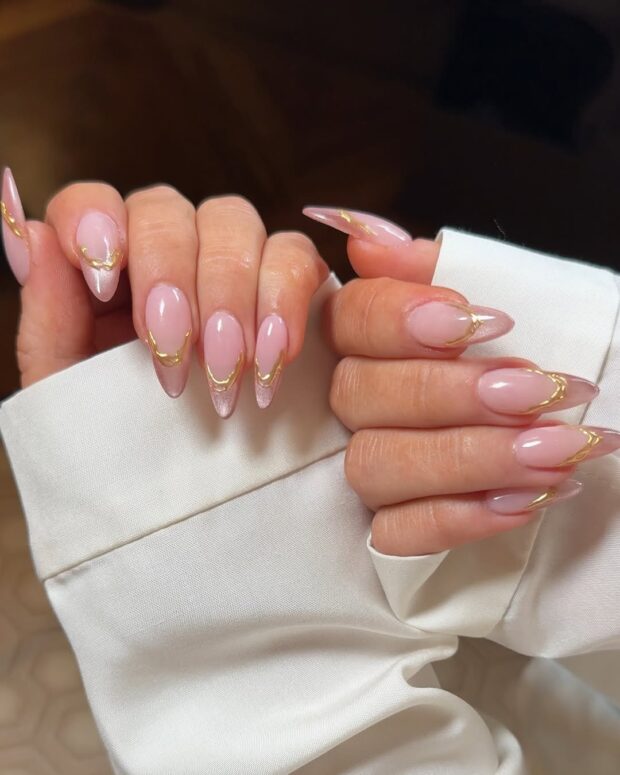 Unhas Stiletto com Glitter e Strass: Brilho na Medida Certa