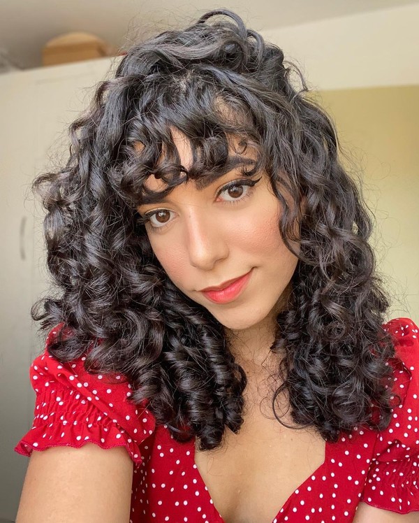 tendência franja cabelo cacheado 2026