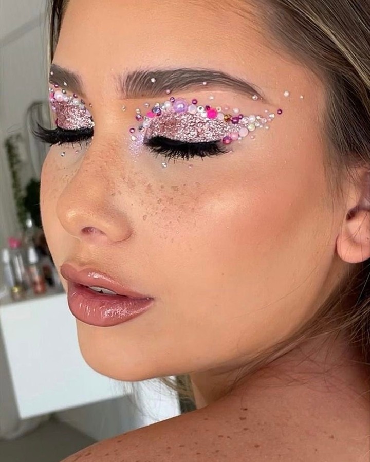Gloss com Glitter Holográfico vs. 3D: Qual Escolher para Lábios Volumosos?