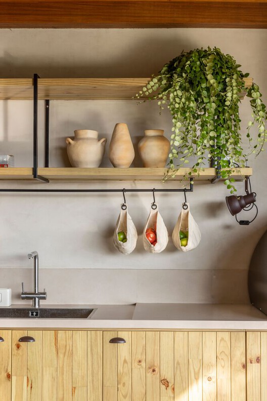 como limpar e conservar gôndolas de madeira