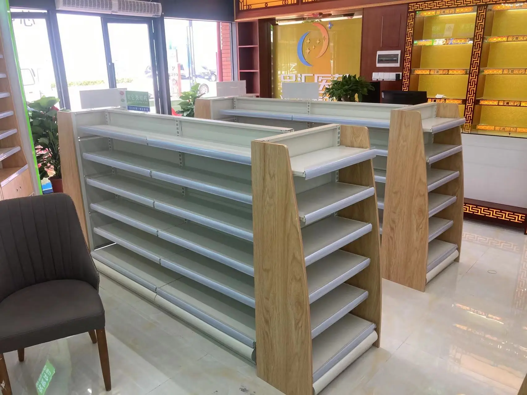 gôndola de madeira vs gôndola de metal qual a melhor