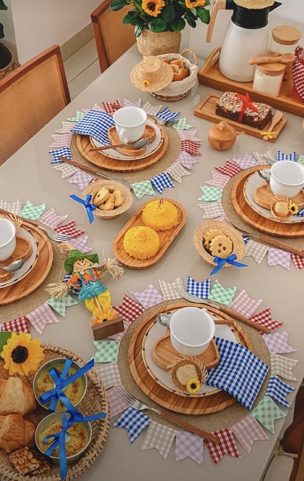 centro de mesa festa junina chapéu de palha vs garrafa decorada