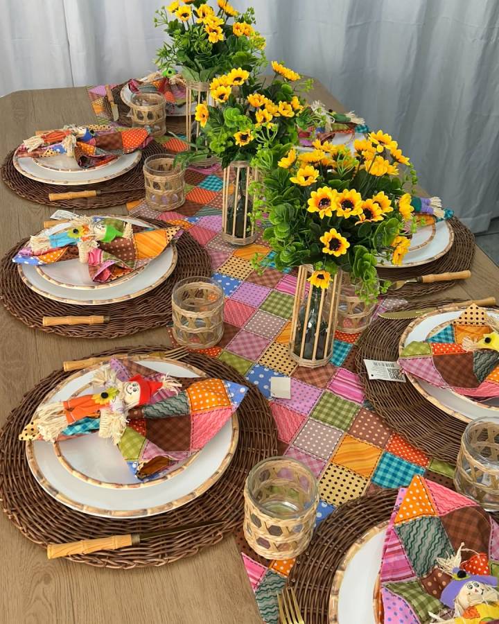 como fazer centro de mesa junino com garrafa pet