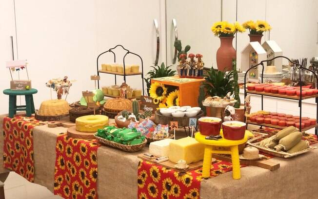 centro de mesa festa junina chapéu de palha vs garrafa decorada