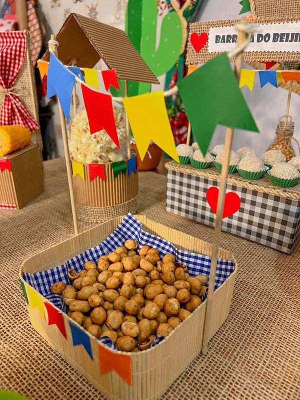 como fazer centro de mesa junino com garrafa pet