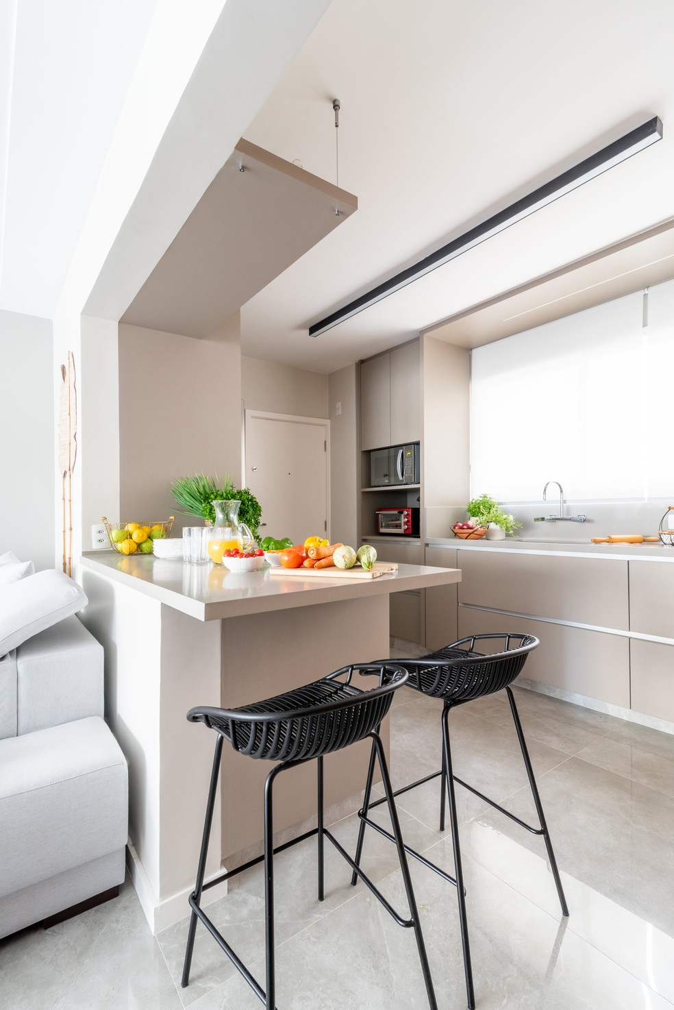 Copa Seca e Eletrodomésticos Camuflados: O Segredo da Cozinha Americana Minimalista