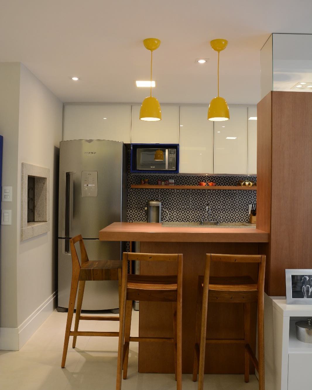 Guia Completo de Materiais para Bancadas de Cozinha Americana: Quartzo vs. Granito