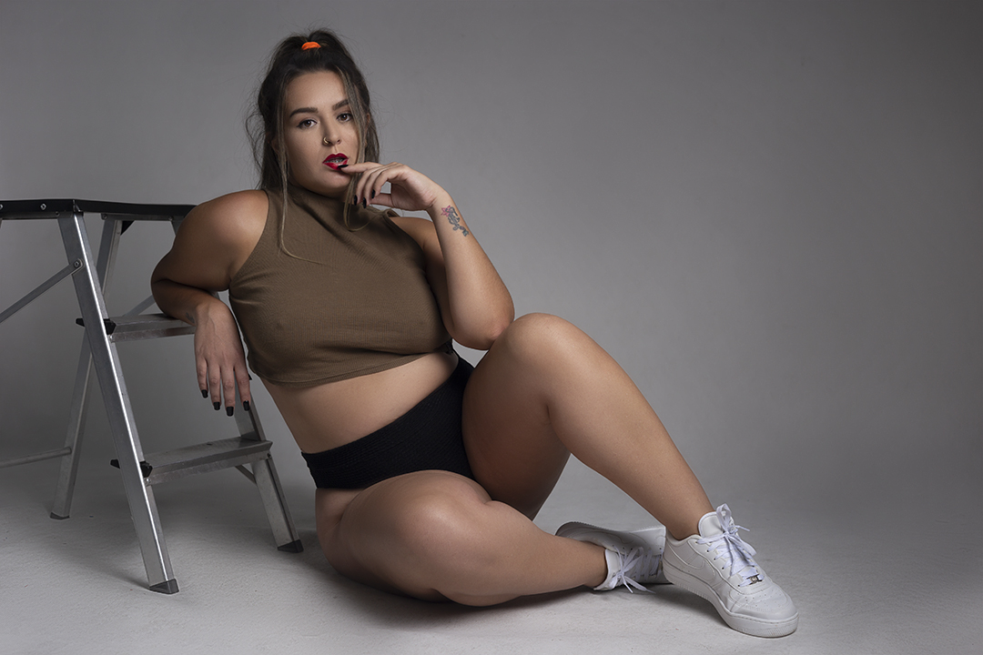 5 ideias de títulos:
1. Desvende a Arte da Fotografia Sensual: Dicas Essenciais para Fotos Incríveis em Casa.
2. Poses que Hipnotizam: Guia Completo para Seu Ensaio Fotográfico Sensual.
3. Iluminação e Composição: Os Segredos para Fotos Sensuais com o Celular.
4. Do Boudoir ao Minimalismo: Explore Estilos de Fotos Sensuais em Casa.
5. Valorize Suas Curvas: Dicas de Poses e Enquadramentos para Fotos Sensuais.