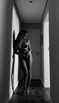 5 ideias de títulos:
1. Desvende a Arte da Fotografia Sensual: Dicas Essenciais para Fotos Incríveis em Casa.
2. Poses que Hipnotizam: Guia Completo para Seu Ensaio Fotográfico Sensual.
3. Iluminação e Composição: Os Segredos para Fotos Sensuais com o Celular.
4. Do Boudoir ao Minimalismo: Explore Estilos de Fotos Sensuais em Casa.
5. Valorize Suas Curvas: Dicas de Poses e Enquadramentos para Fotos Sensuais.