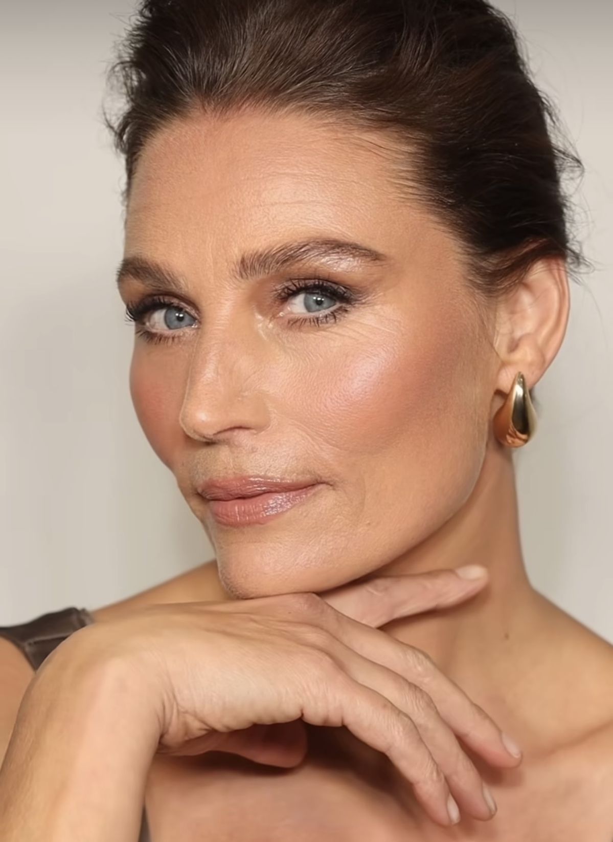 5 ideias de títulos:
1. Maquiagem para Pele Madura: O Guia Completo para um Look Radiante
2. Segredos da Maquiagem em Pele Madura: Dicas e Produtos Essenciais
3. Como Realçar a Beleza Natural na Pele Madura com Maquiagem
4. Maquiagem para Pele Madura: Técnicas para Evitar o Efeito Craquelado
5. Os Melhores Produtos e Estilos de Maquiagem para Pele Madura