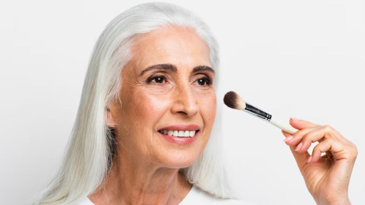 5 ideias de títulos:
1. Maquiagem para Pele Madura: O Guia Completo para um Look Radiante
2. Segredos da Maquiagem em Pele Madura: Dicas e Produtos Essenciais
3. Como Realçar a Beleza Natural na Pele Madura com Maquiagem
4. Maquiagem para Pele Madura: Técnicas para Evitar o Efeito Craquelado
5. Os Melhores Produtos e Estilos de Maquiagem para Pele Madura