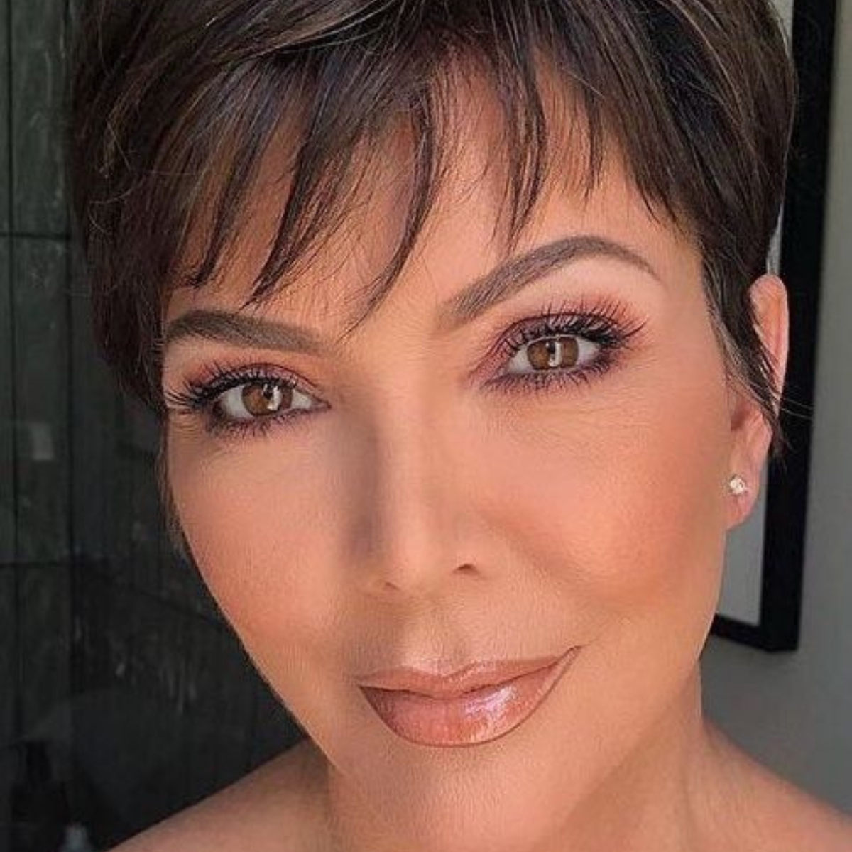 5 ideias de títulos:
1. Maquiagem para Pele Madura: O Guia Completo para um Look Radiante
2. Segredos da Maquiagem em Pele Madura: Dicas e Produtos Essenciais
3. Como Realçar a Beleza Natural na Pele Madura com Maquiagem
4. Maquiagem para Pele Madura: Técnicas para Evitar o Efeito Craquelado
5. Os Melhores Produtos e Estilos de Maquiagem para Pele Madura