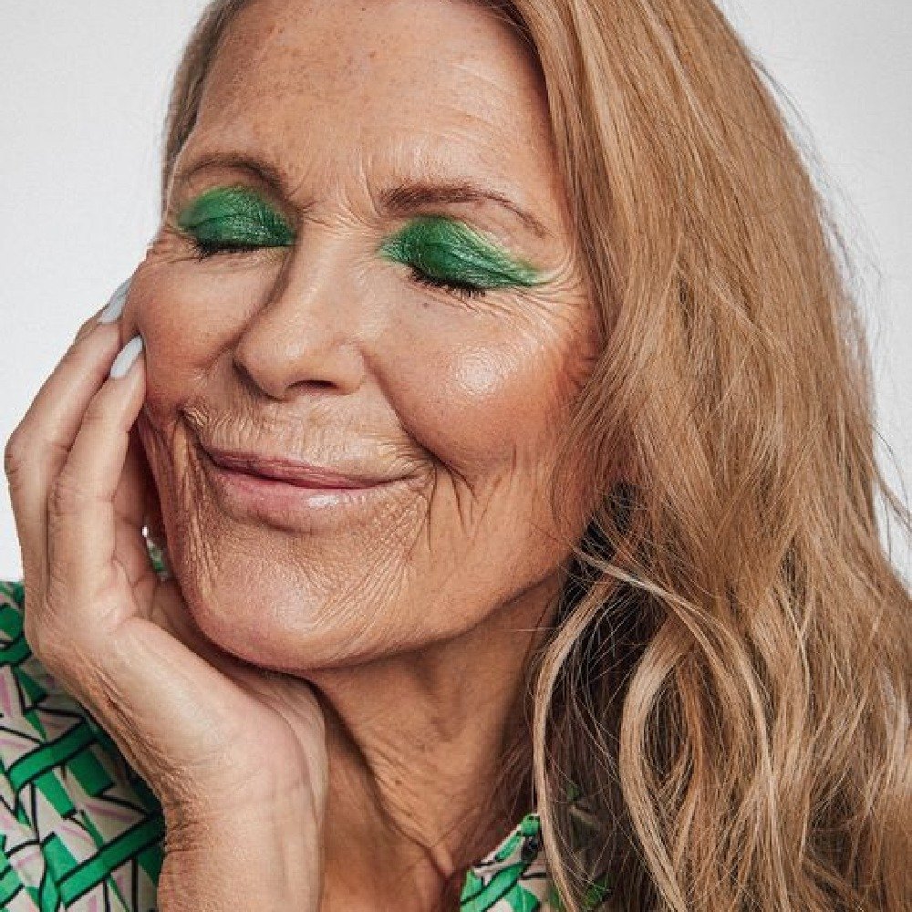 5 ideias de títulos:
1. Maquiagem para Pele Madura: O Guia Completo para um Look Radiante
2. Segredos da Maquiagem em Pele Madura: Dicas e Produtos Essenciais
3. Como Realçar a Beleza Natural na Pele Madura com Maquiagem
4. Maquiagem para Pele Madura: Técnicas para Evitar o Efeito Craquelado
5. Os Melhores Produtos e Estilos de Maquiagem para Pele Madura