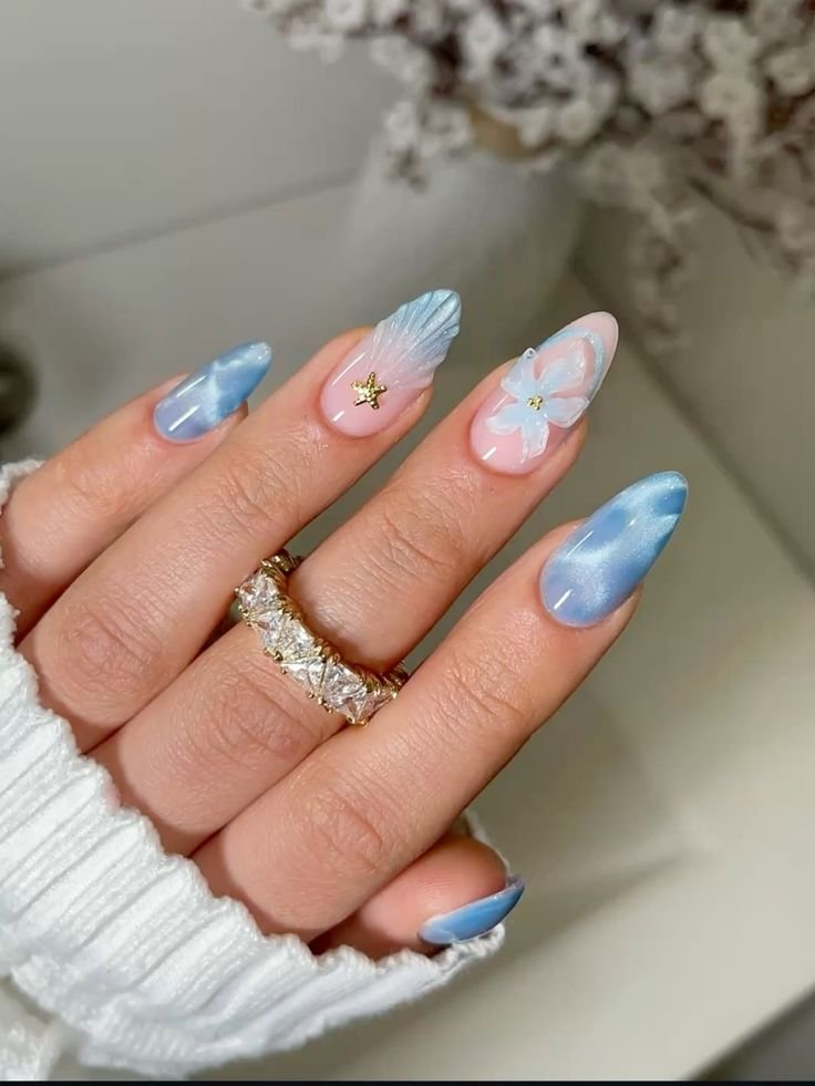 unha em gel azul e branco