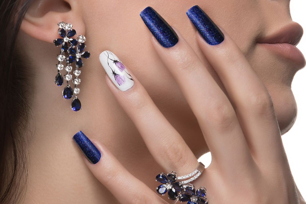 unha em gel azul e dourado