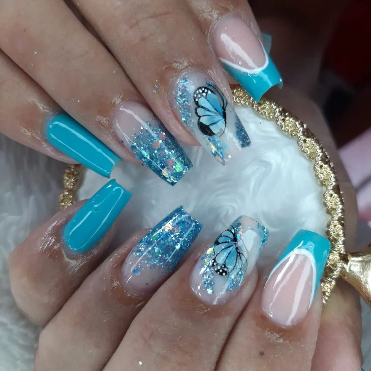 unha em gel azul brilhante