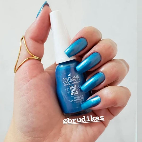 unha em gel azul com pedrarias