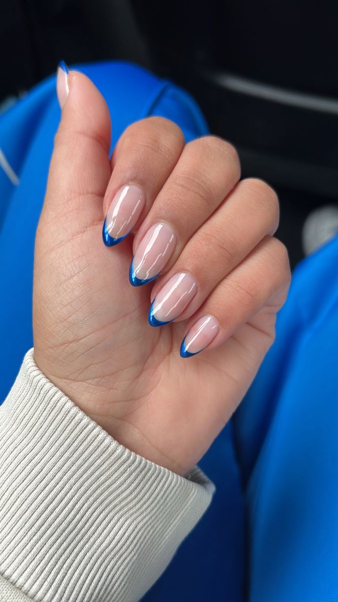 unha em gel azul com glitter