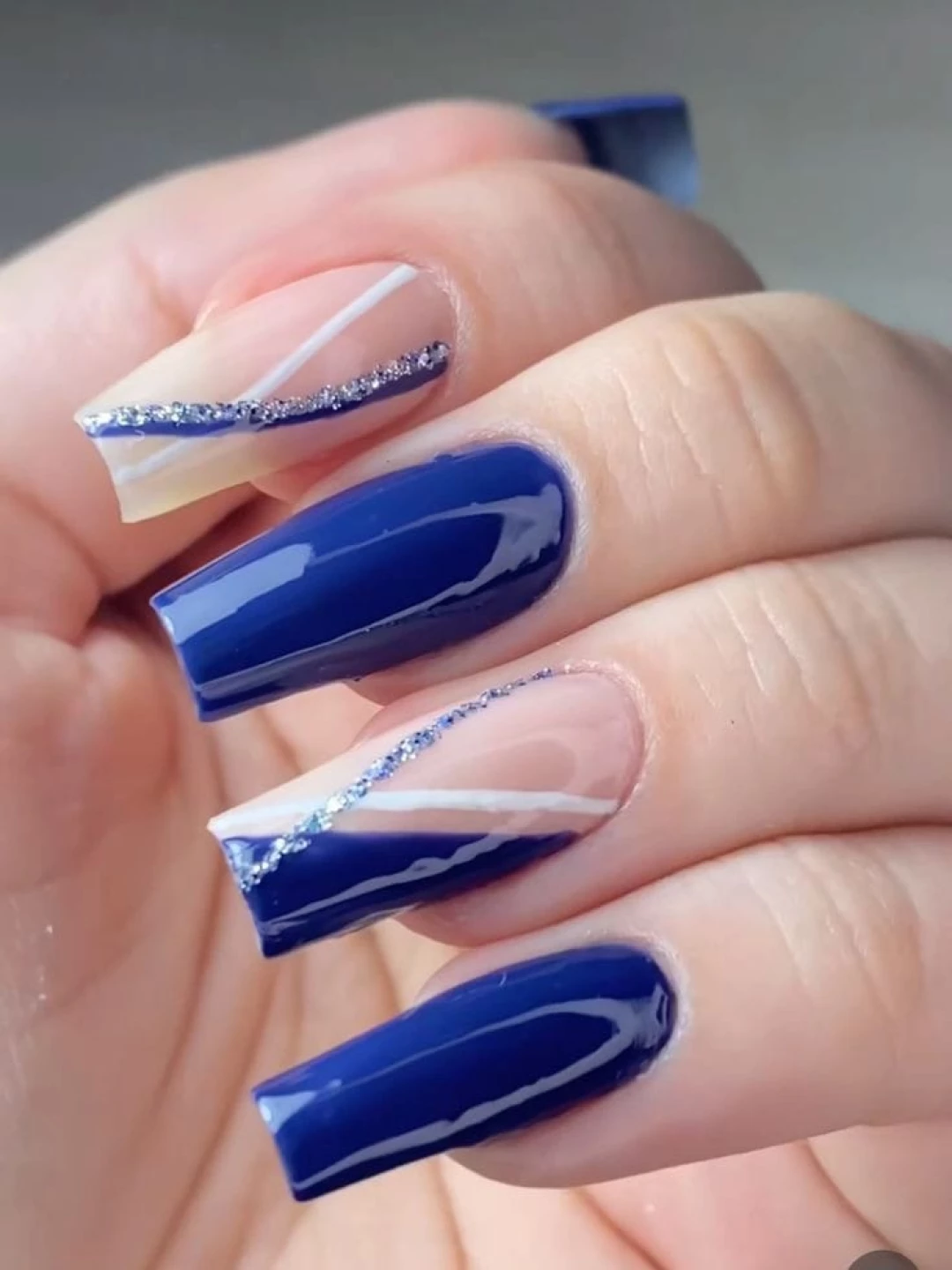 unha em gel azul curta