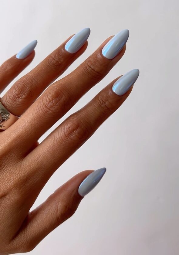 unha em gel azul minimalista