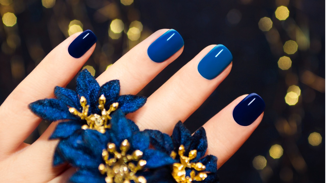 unha em gel azul bebê