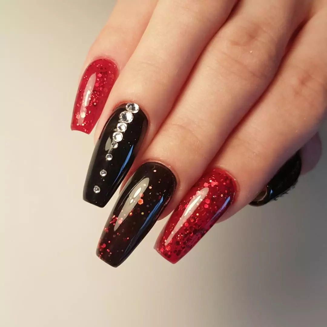 Inspirações de Nail Art Gótica e de Terror para Unhas Preto e Vermelho