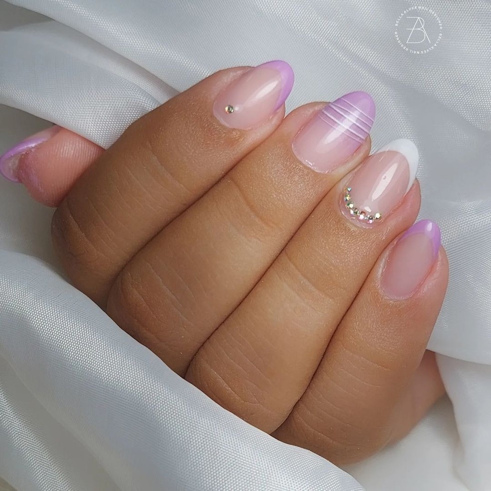 unhas com efeito cromado