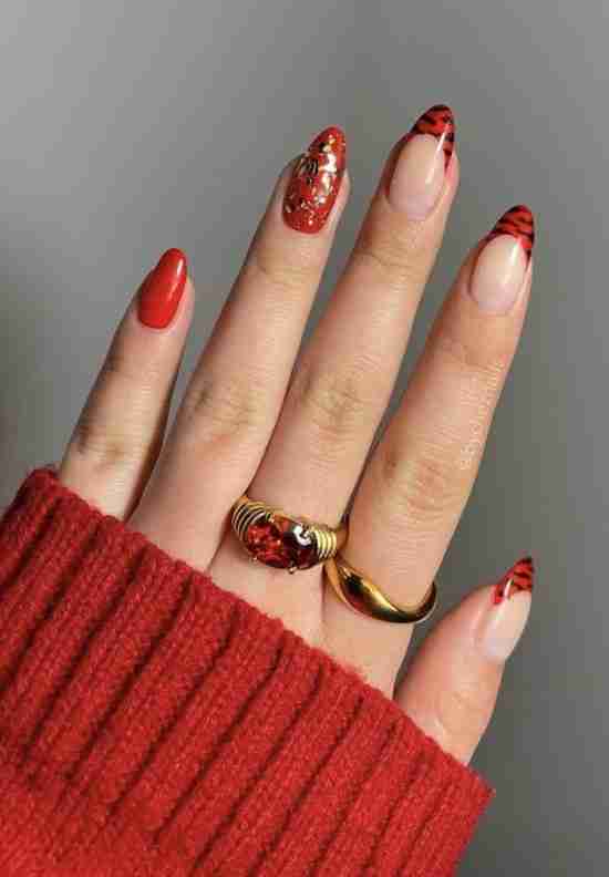 unhas vermelhas curtas decoradas com francesinha