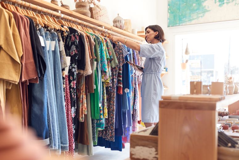 ideias criativas para vitrine de loja de roupas