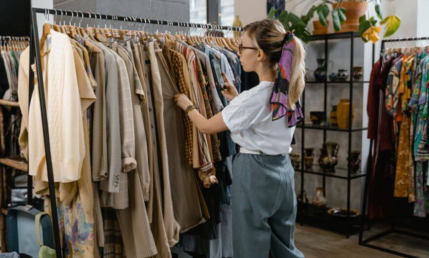 ideias criativas para vitrine de loja de roupas