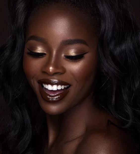 Maquiagem para Pele Negra: Dicas de Aplicação de Iluminador para um Brilho Natural
