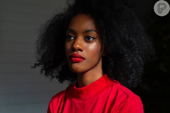 Guia Completo: Como Escolher o Iluminador Perfeito para o seu Subtom de Pele Negra