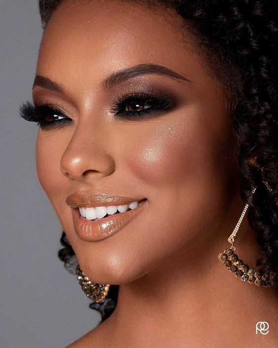 Maquiagem para Pele Negra: Dicas de Aplicação de Iluminador para um Brilho Natural